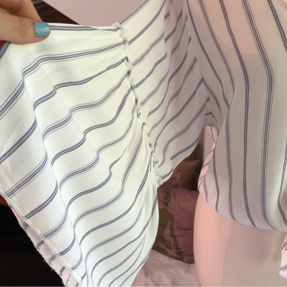 Lavender field blue & white top w/tie in the front & flare sleeve Size Medium - Picture 7 of 9